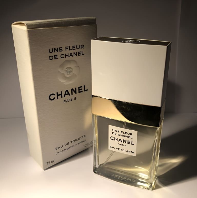 Chanel Une Fleur De Chanel - купить оригинальный парфюм в Москве